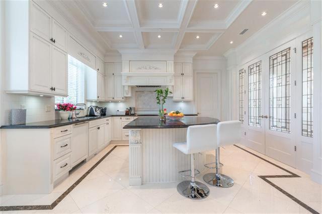 Vancouver Luxury Hotel Bagian luar foto