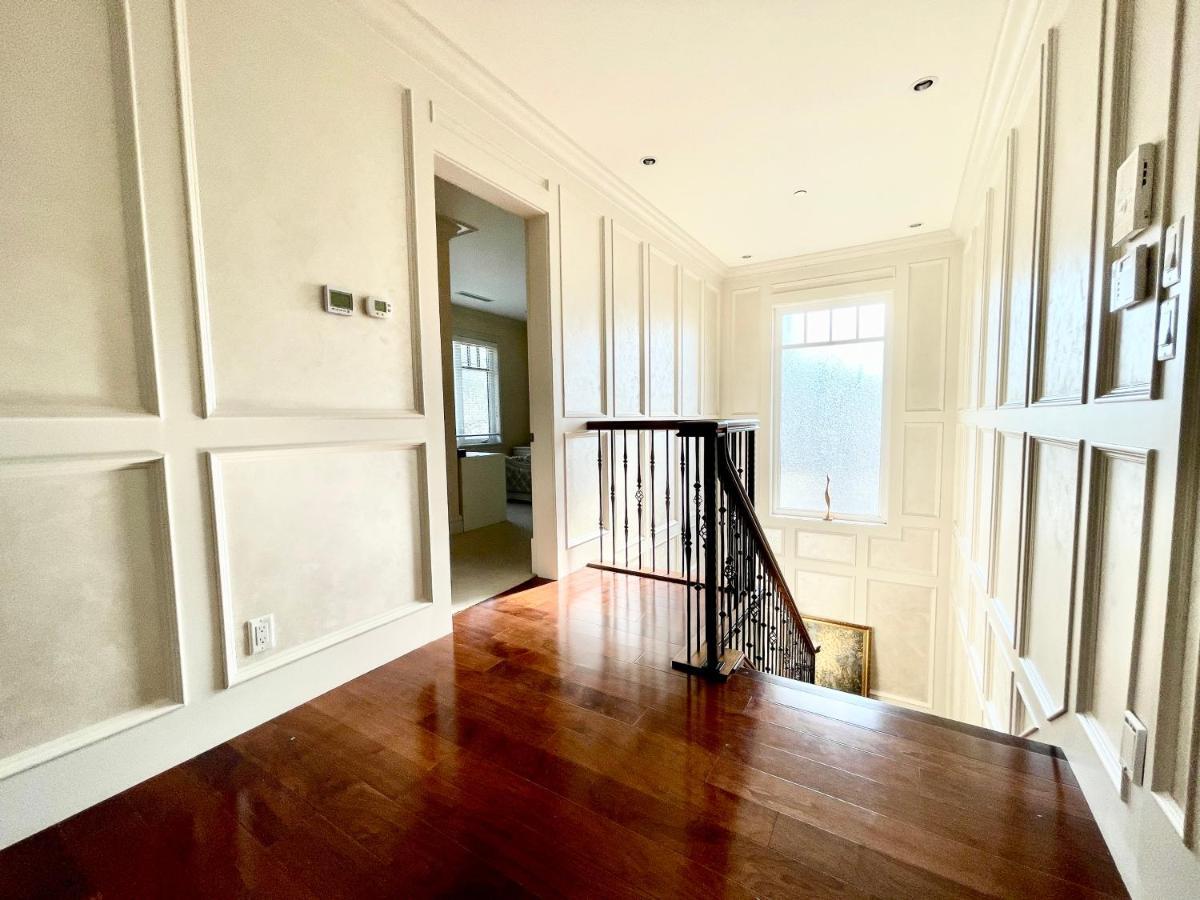 Vancouver Luxury Hotel Bagian luar foto